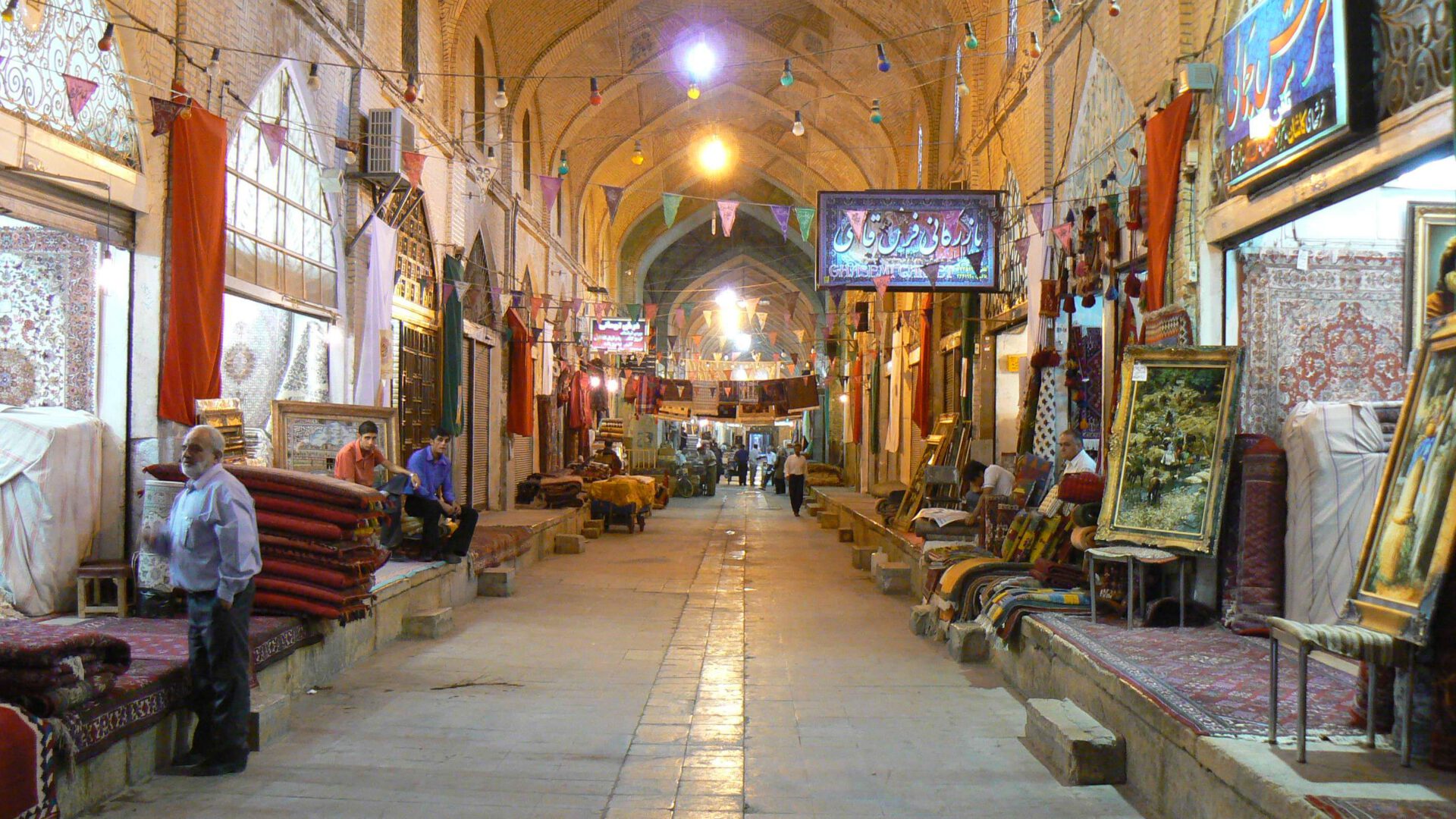 دانلود-رایگان-پاورپوینت-بازار-وکیل-شیراز-2